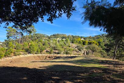 Front line Golf Plot with a project in La Zagaleta