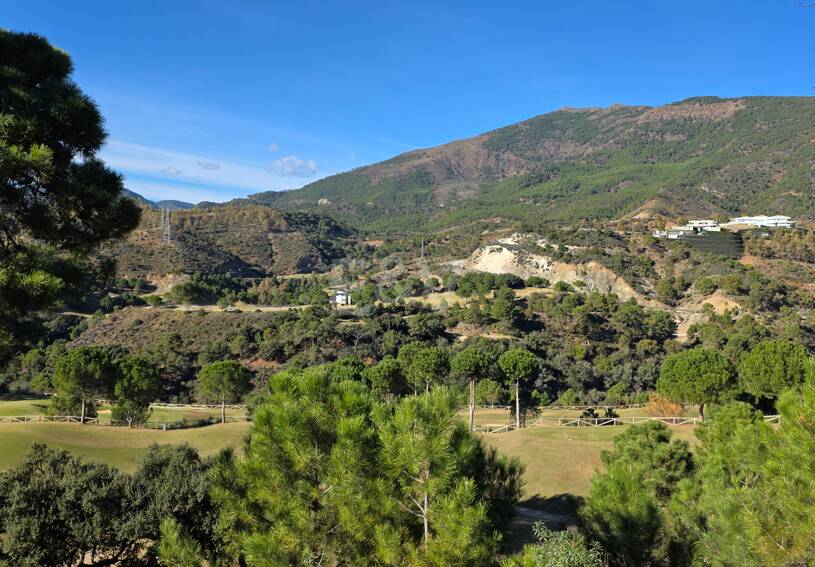 Front line Golf Plot with a project in La Zagaleta