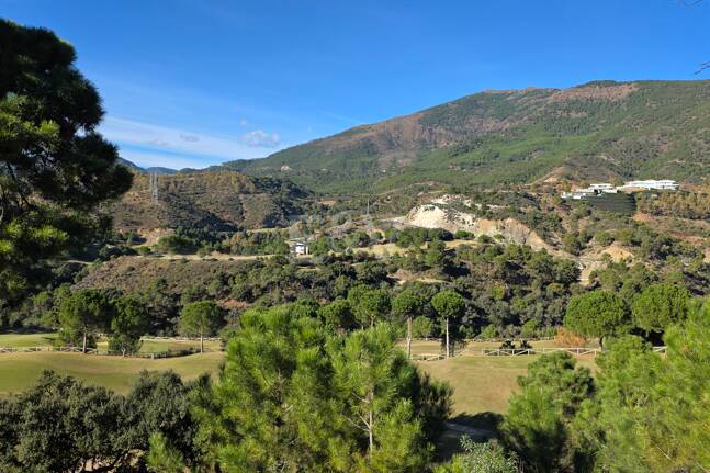 Front line Golf Plot with a project in La Zagaleta