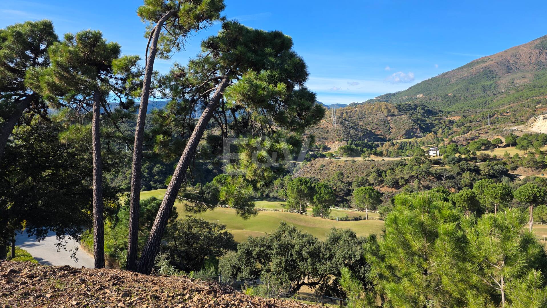 Front line Golf Plot with a project in La Zagaleta