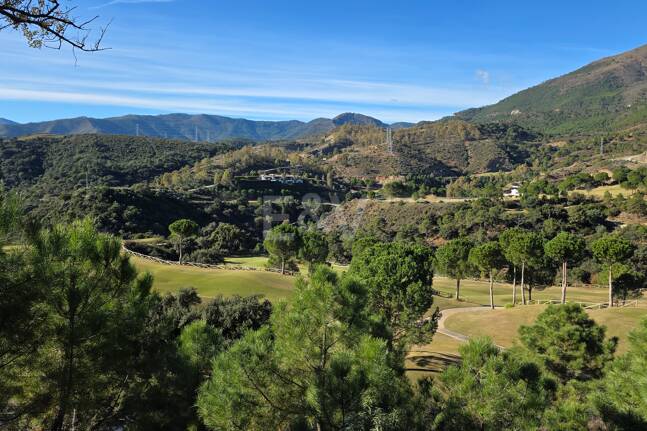 Front line Golf Plot with a project in La Zagaleta