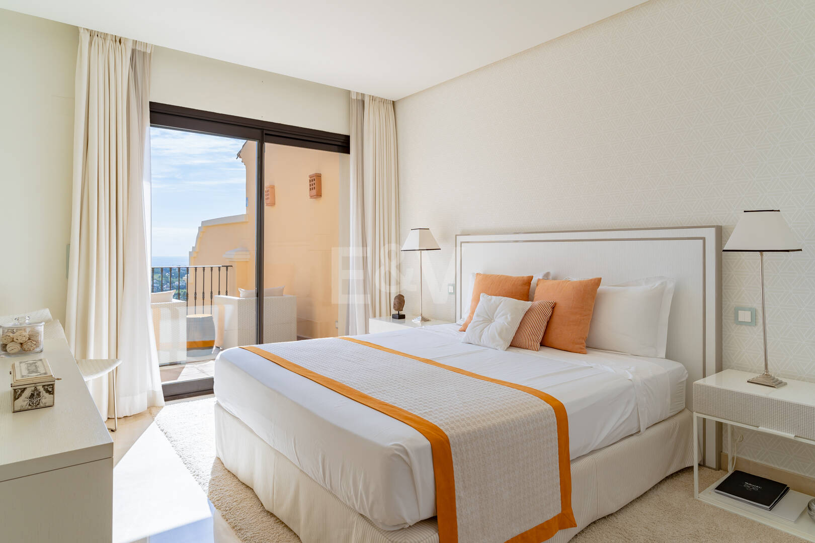 Elegante residencia de 3 dormitorios con vistas abiertas al mar