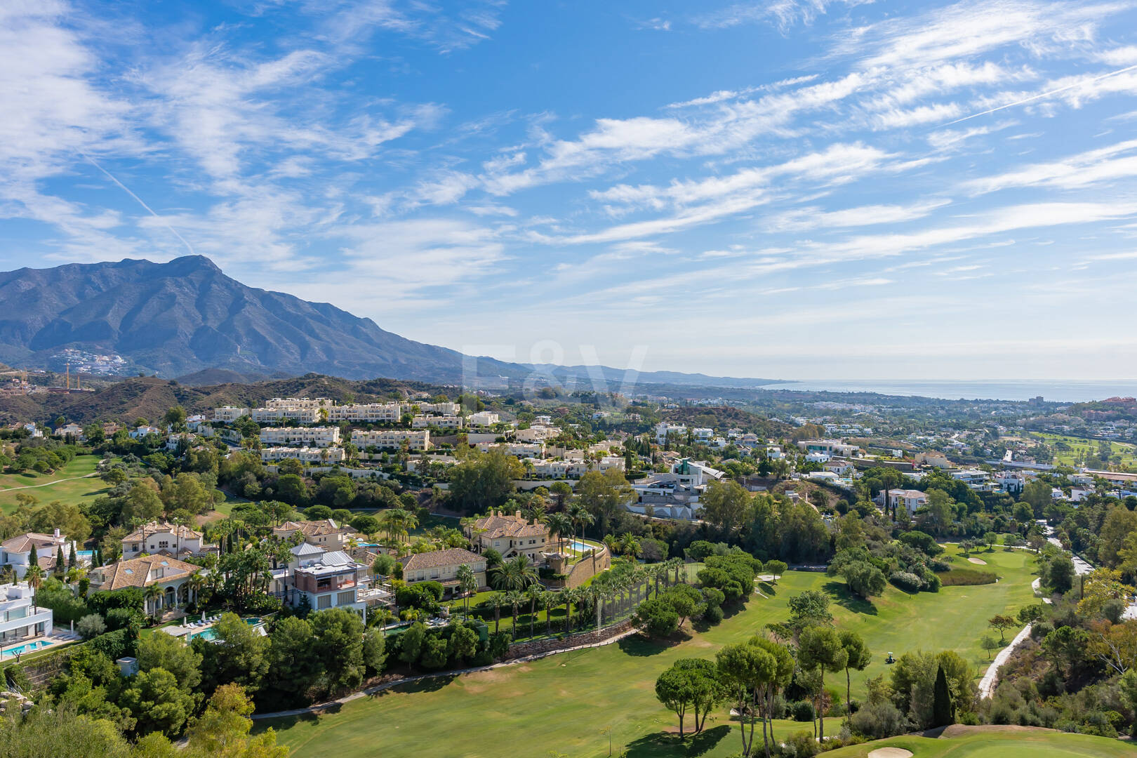 Elegante residencia de 3 dormitorios con vistas abiertas al mar