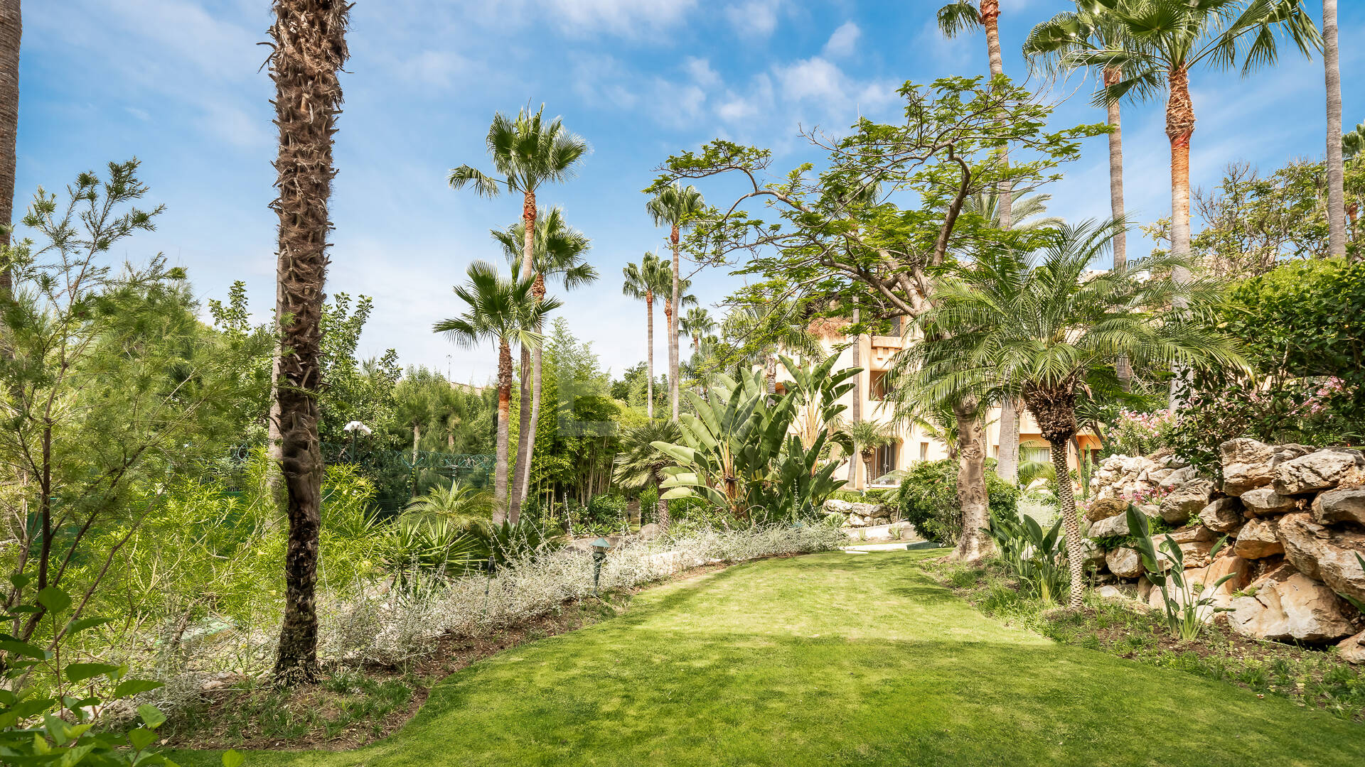 Elegantes Gartenapartment im Mansion Club an Marbellas Goldener Meile