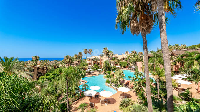 Elegante apartamento con jardín en Mansion Club, en la Milla de Oro de Marbella