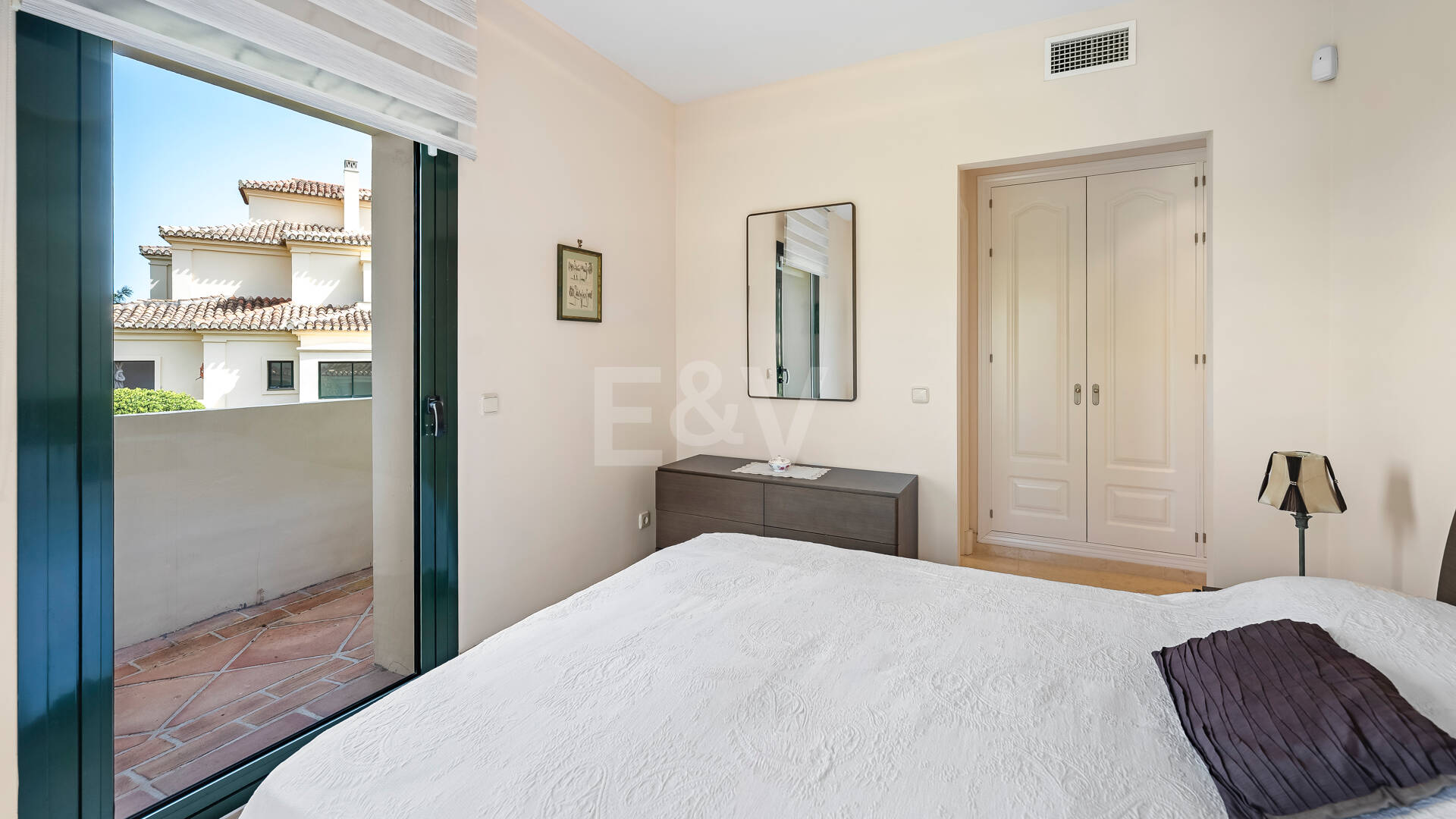 Amplio apartamento en primera línea de golf con vistas panorámicas en Benahavís