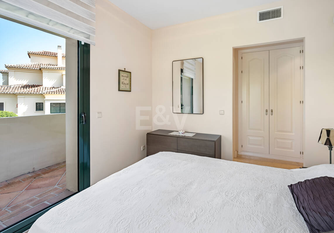 Spacious Frontline Golf Apartment with Panoramic Views in Benahavís