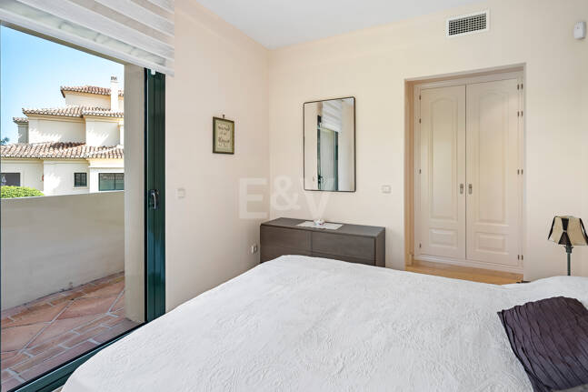 Amplio apartamento en primera línea de golf con vistas panorámicas en Benahavís