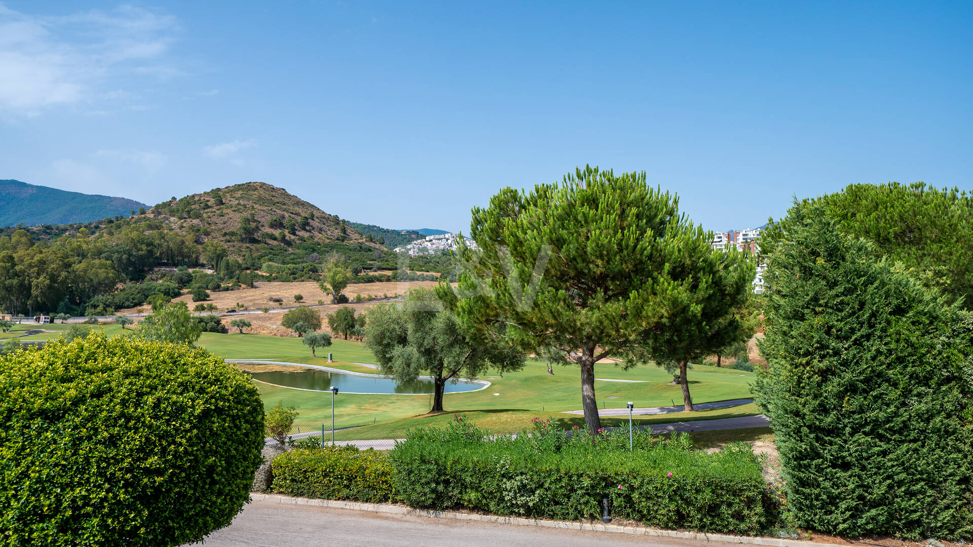Amplio apartamento en primera línea de golf con vistas panorámicas en Benahavís