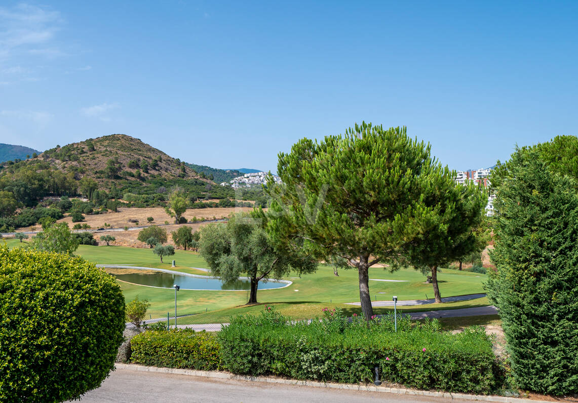 Spacious Frontline Golf Apartment with Panoramic Views in Benahavís