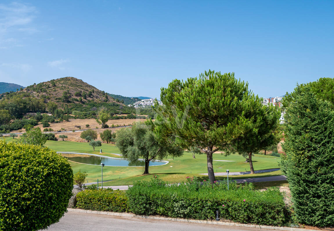 Amplio apartamento en primera línea de golf con vistas panorámicas en Benahavís