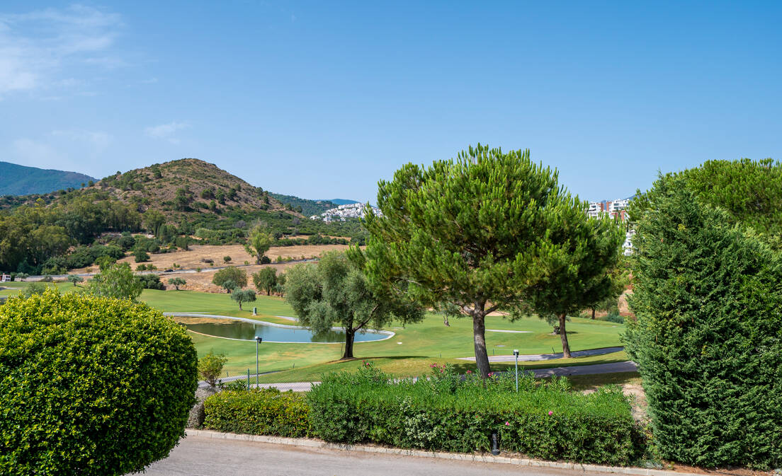 Amplio apartamento en primera línea de golf con vistas panorámicas en Benahavís
