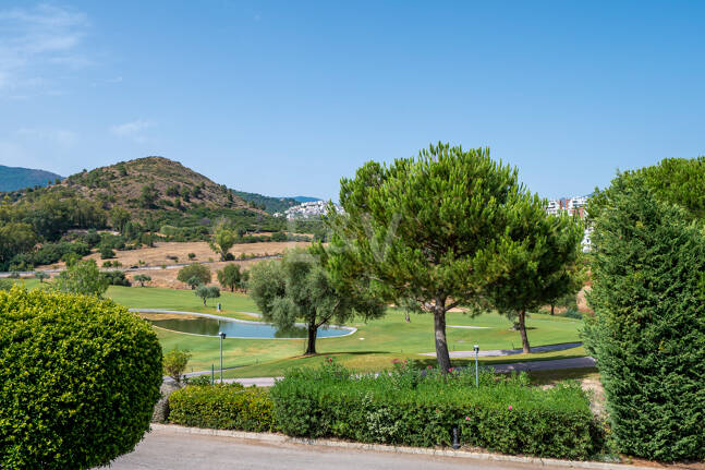 Amplio apartamento en primera línea de golf con vistas panorámicas en Benahavís