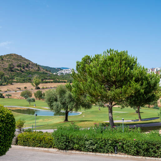 Amplio apartamento en primera línea de golf con vistas panorámicas en Benahavís
