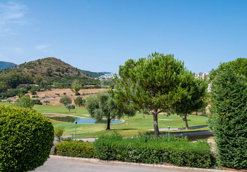 Amplio apartamento en primera línea de golf con vistas panorámicas en Benahavís