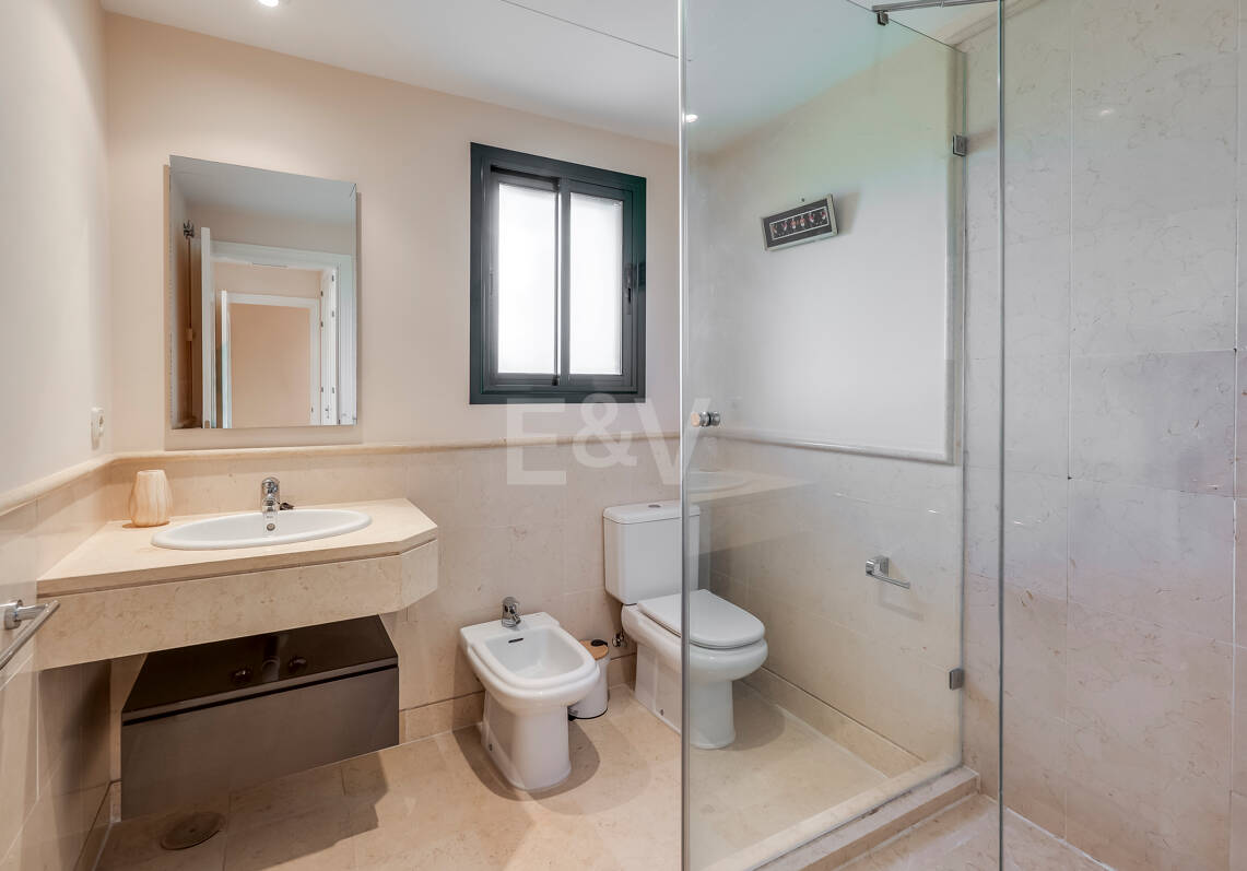 Spacious Frontline Golf Apartment with Panoramic Views in Benahavís