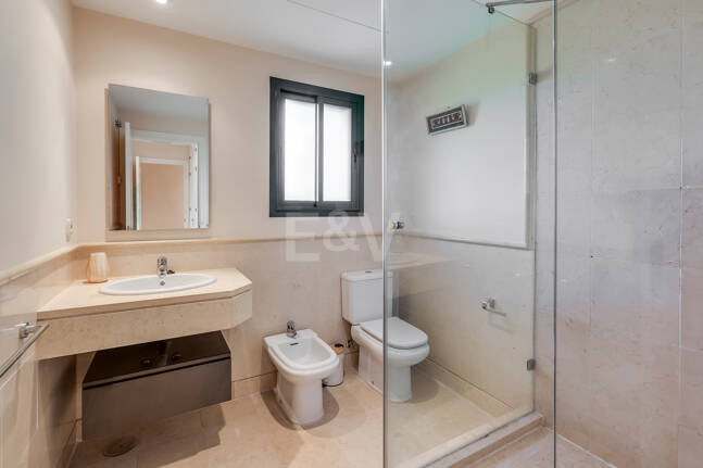 Amplio apartamento en primera línea de golf con vistas panorámicas en Benahavís