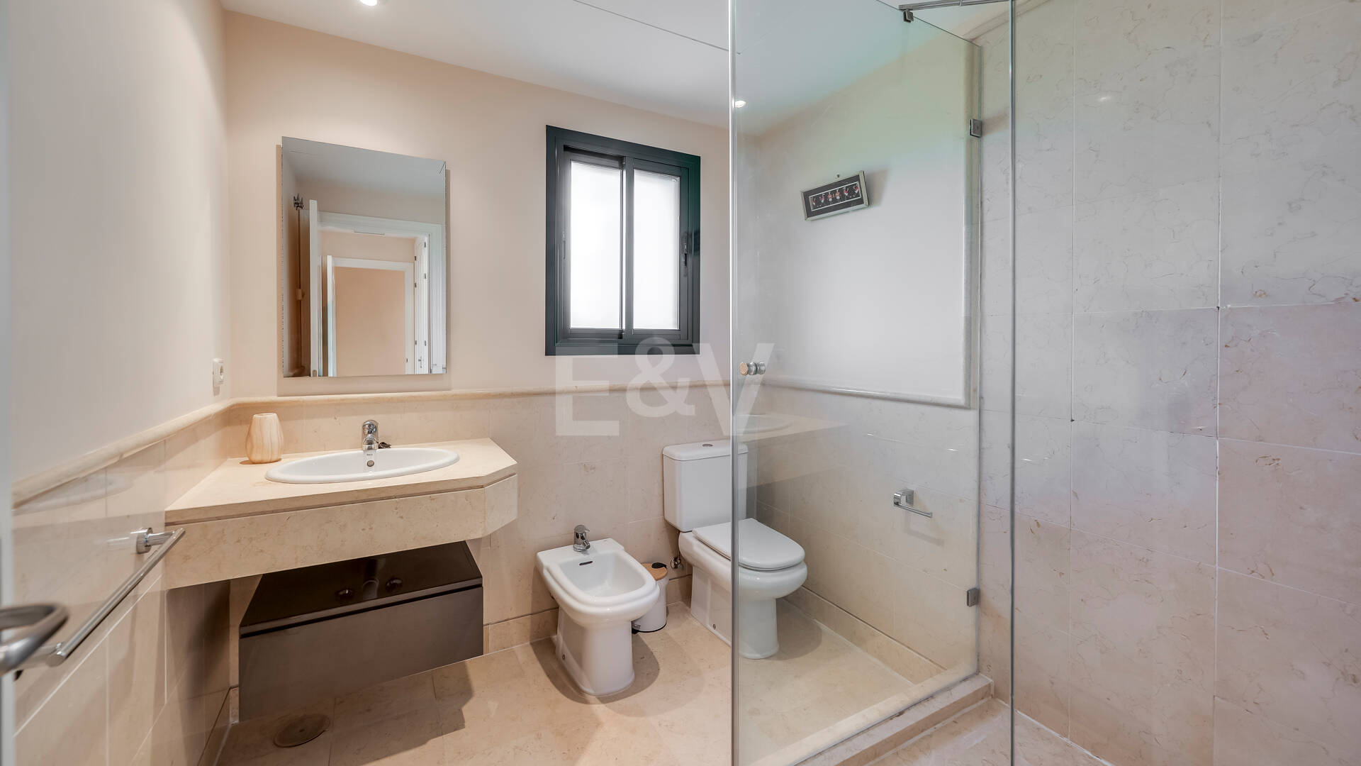 Amplio apartamento en primera línea de golf con vistas panorámicas en Benahavís
