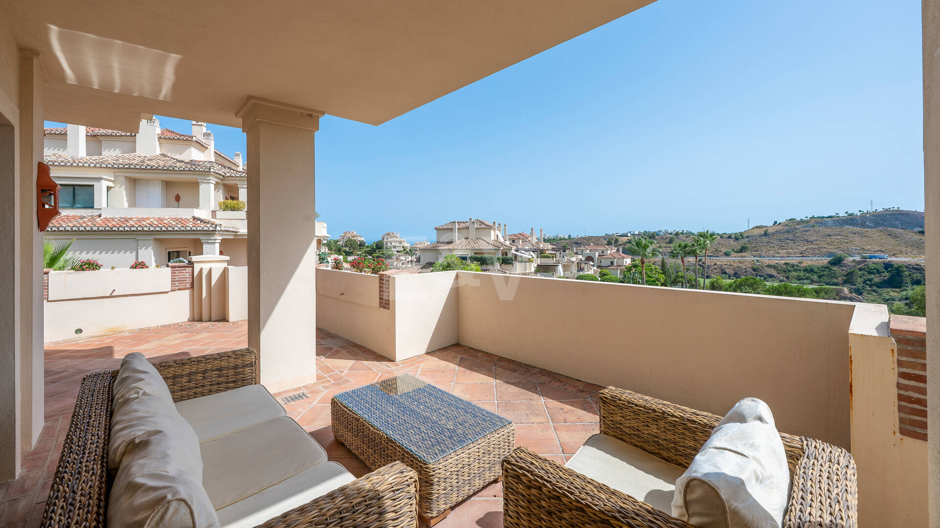 Amplio apartamento en primera línea de golf con vistas panorámicas en Benahavís