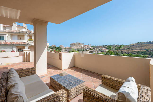 Amplio apartamento en primera línea de golf con vistas panorámicas en Benahavís