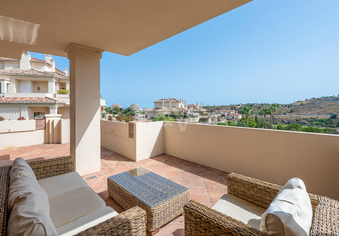 Spacious Frontline Golf Apartment with Panoramic Views in Benahavís