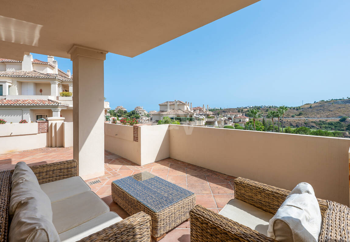 Amplio apartamento en primera línea de golf con vistas panorámicas en Benahavís