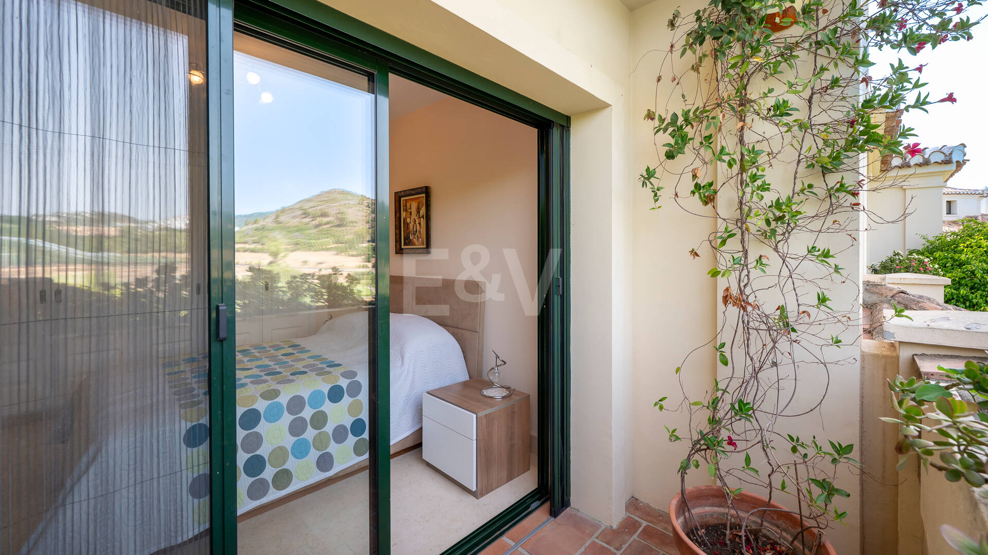Amplio apartamento en primera línea de golf con vistas panorámicas en Benahavís