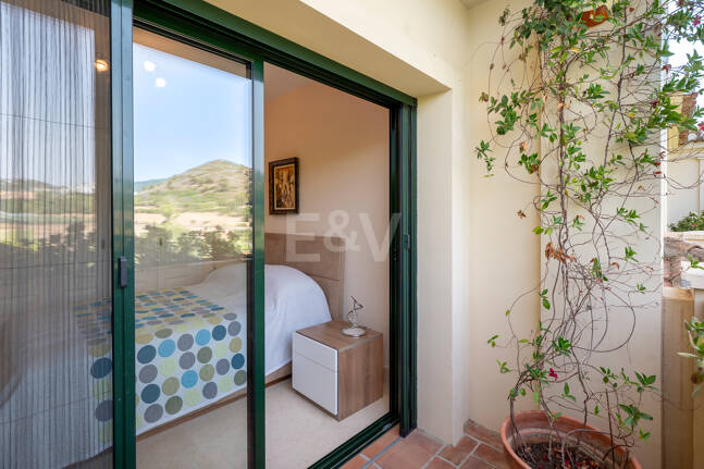 Amplio apartamento en primera línea de golf con vistas panorámicas en Benahavís