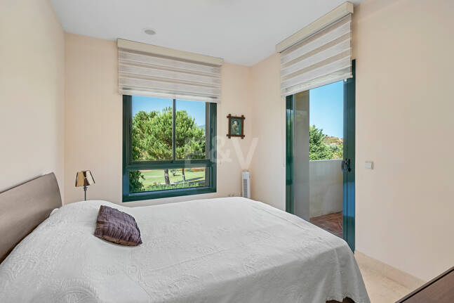 Amplio apartamento en primera línea de golf con vistas panorámicas en Benahavís