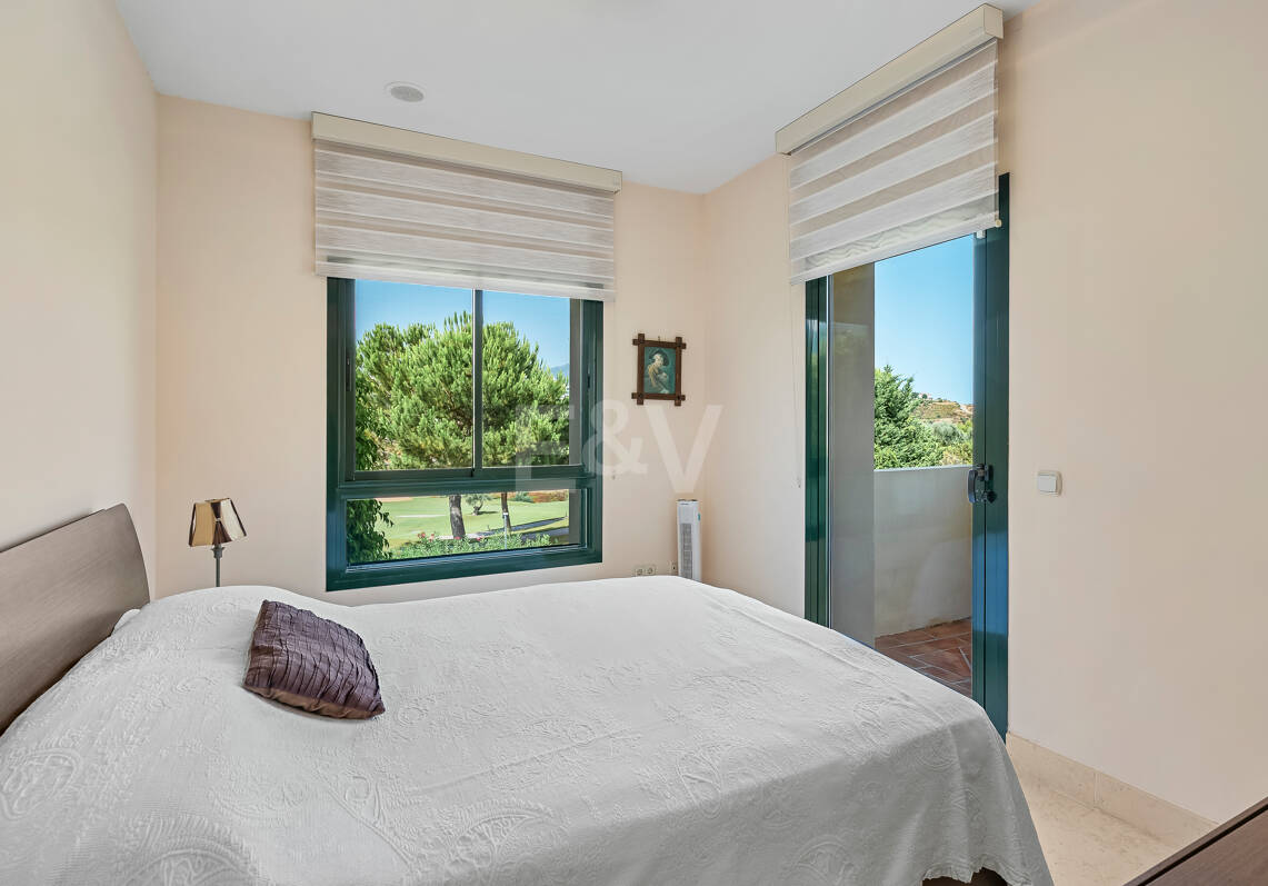 Spacious Frontline Golf Apartment with Panoramic Views in Benahavís