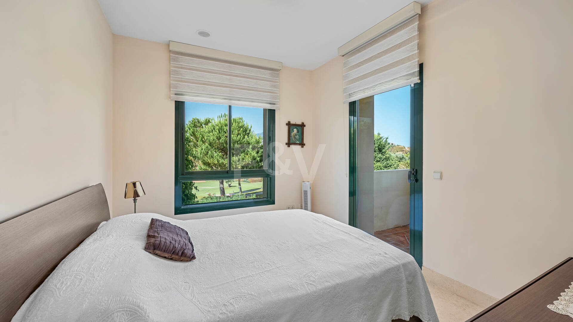 Amplio apartamento en primera línea de golf con vistas panorámicas en Benahavís