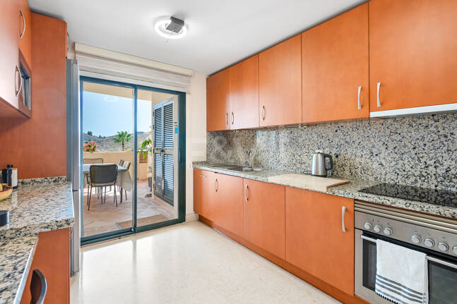 Amplio apartamento en primera línea de golf con vistas panorámicas en Benahavís