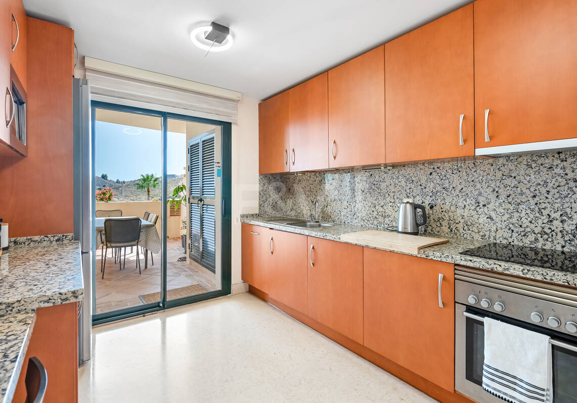 Spacious Frontline Golf Apartment with Panoramic Views in Benahavís