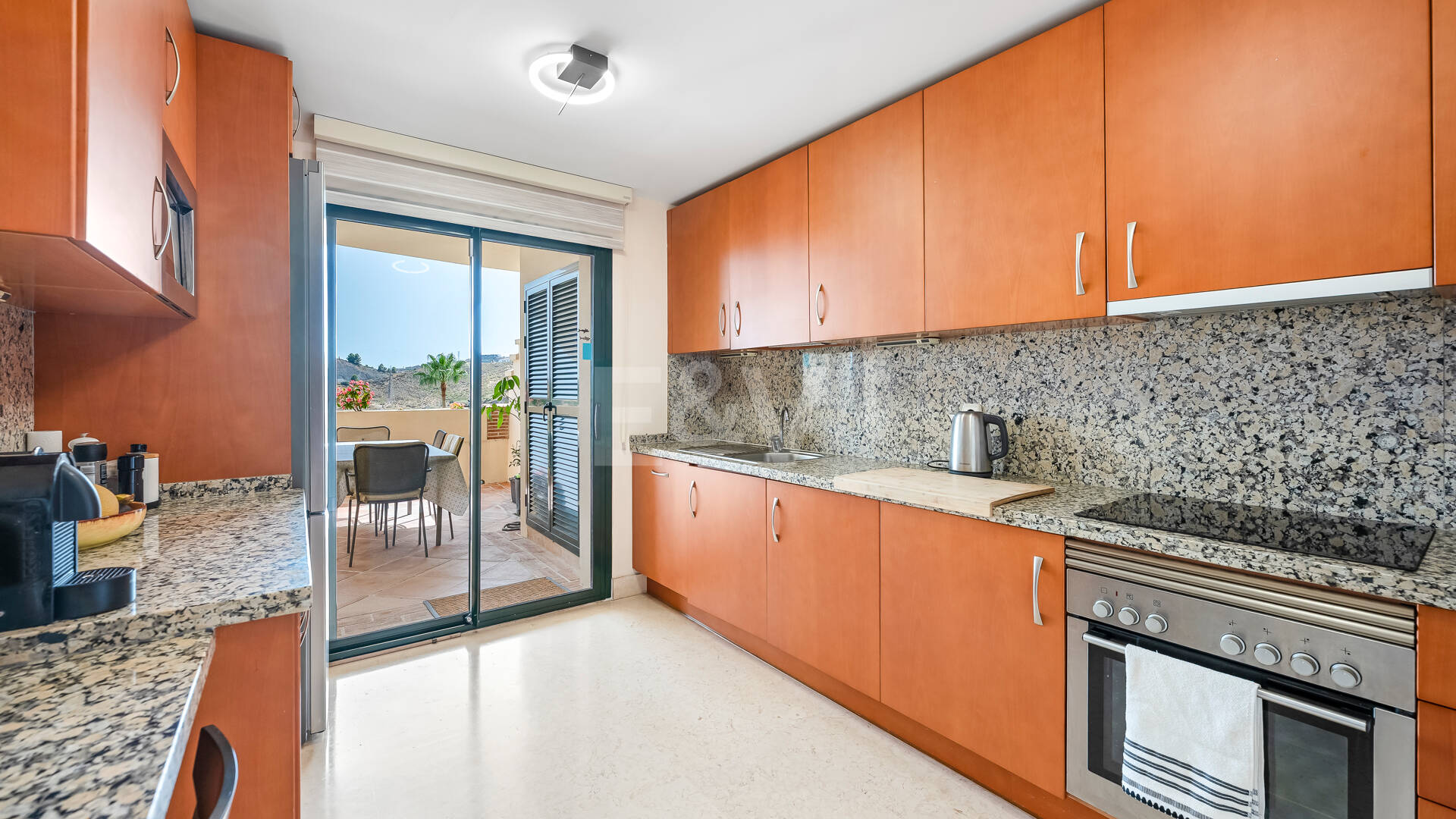 Amplio apartamento en primera línea de golf con vistas panorámicas en Benahavís