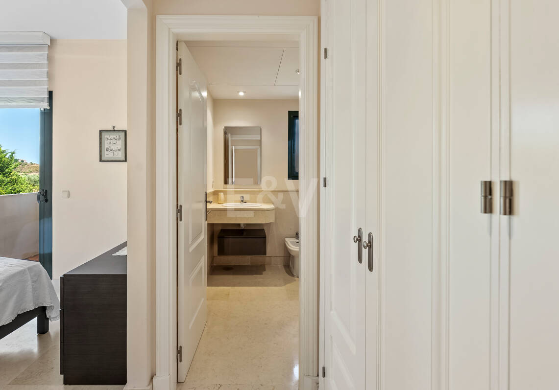 Spacious Frontline Golf Apartment with Panoramic Views in Benahavís