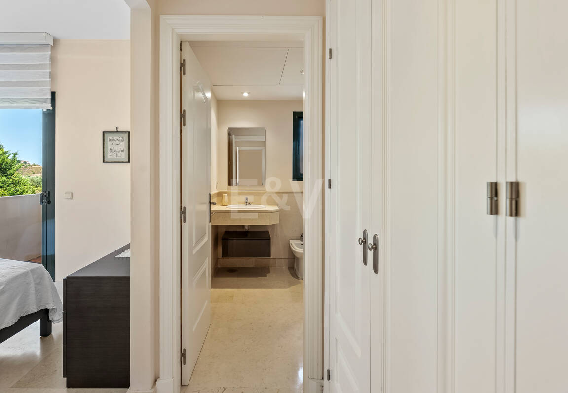 Amplio apartamento en primera línea de golf con vistas panorámicas en Benahavís