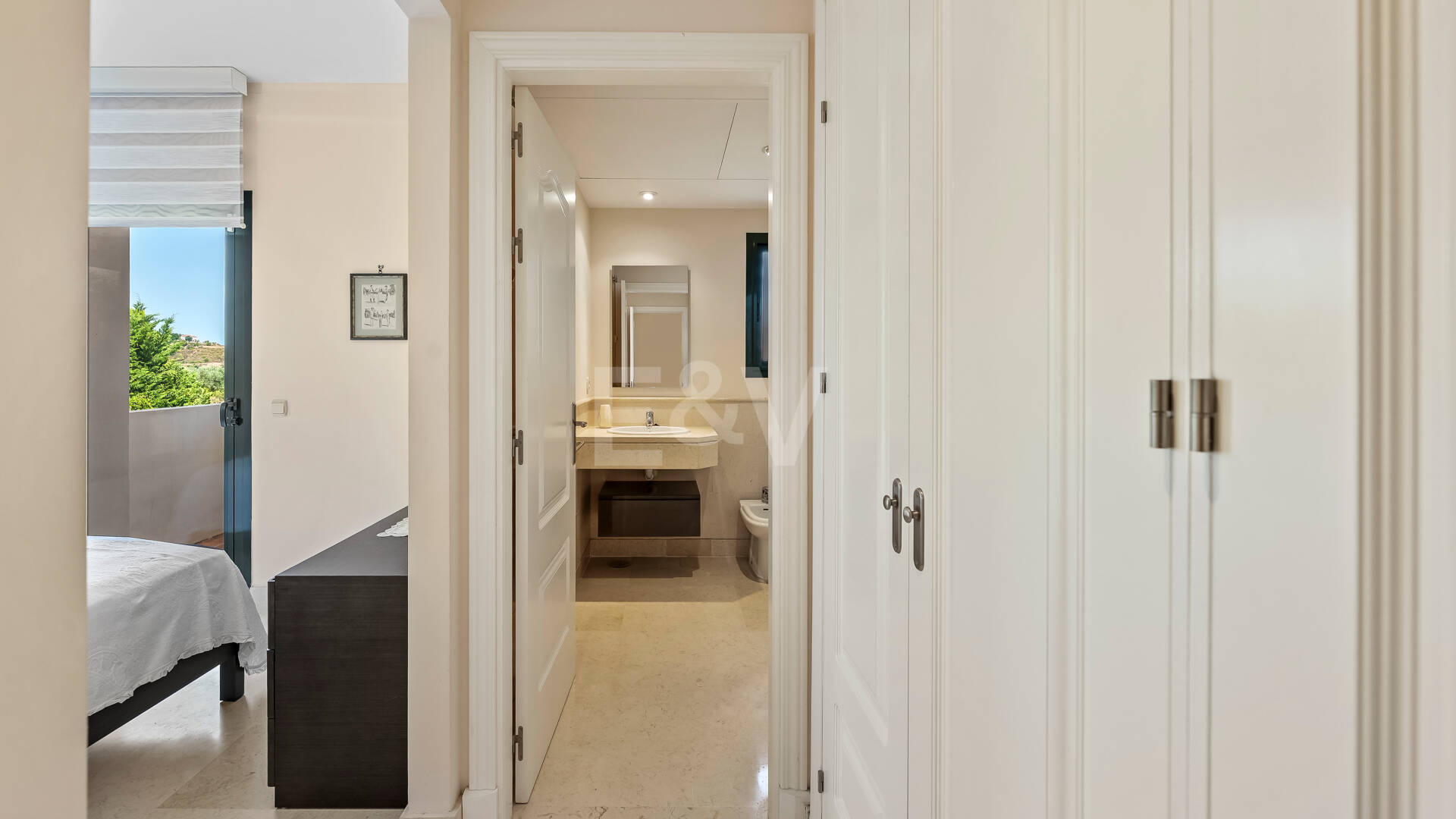Amplio apartamento en primera línea de golf con vistas panorámicas en Benahavís