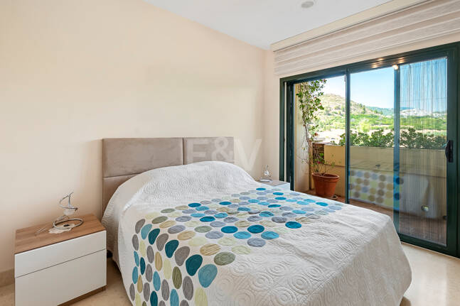 Amplio apartamento en primera línea de golf con vistas panorámicas en Benahavís