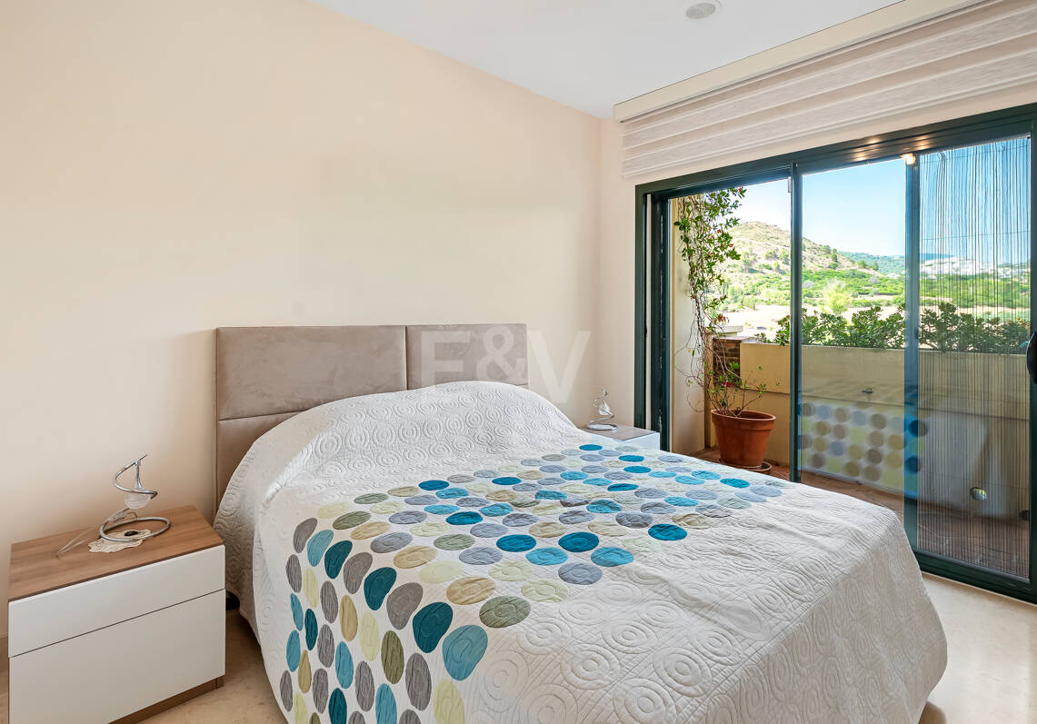 Spacious Frontline Golf Apartment with Panoramic Views in Benahavís