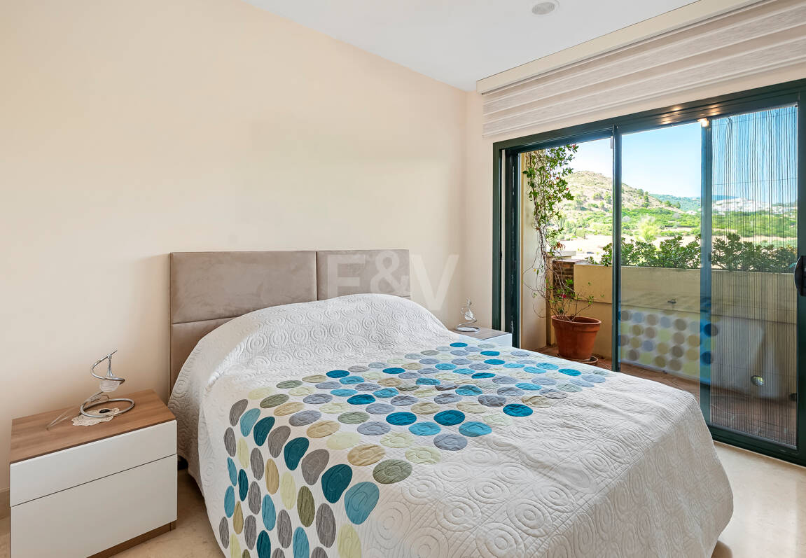 Amplio apartamento en primera línea de golf con vistas panorámicas en Benahavís