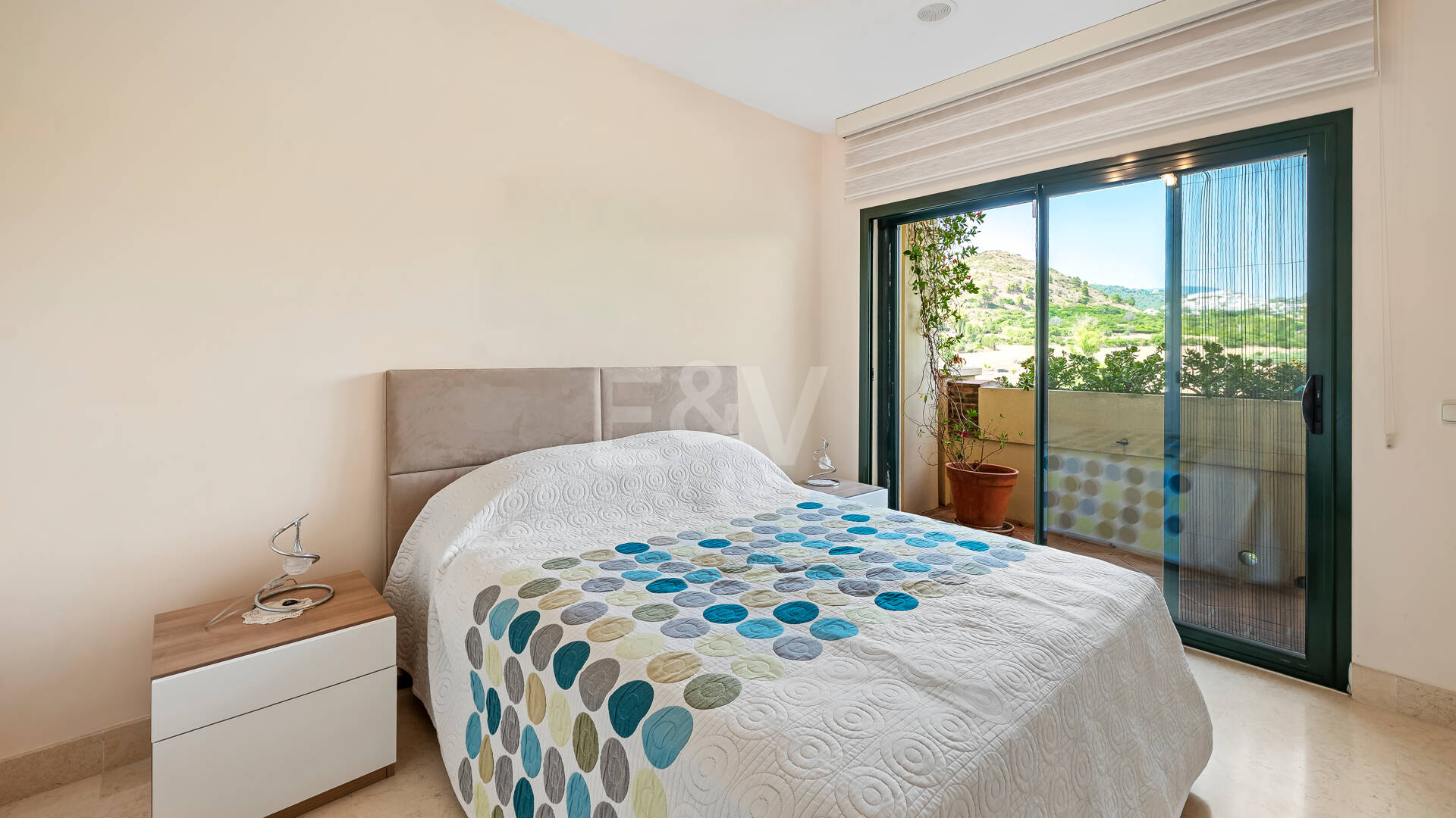 Amplio apartamento en primera línea de golf con vistas panorámicas en Benahavís