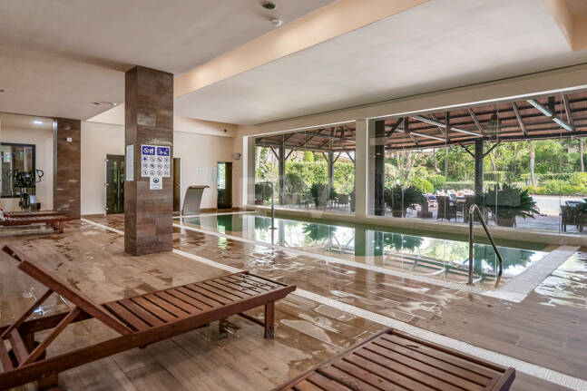 Amplio apartamento en primera línea de golf con vistas panorámicas en Benahavís