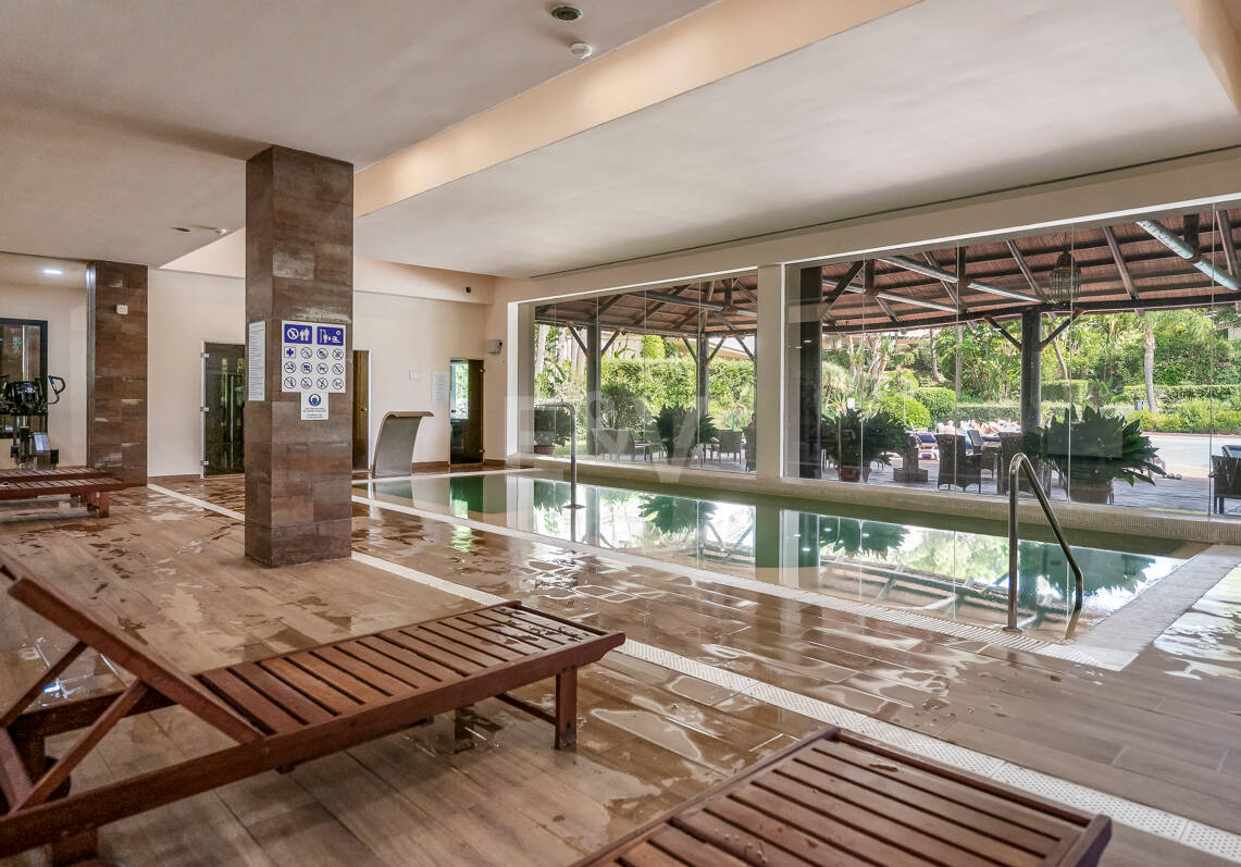 Spacious Frontline Golf Apartment with Panoramic Views in Benahavís