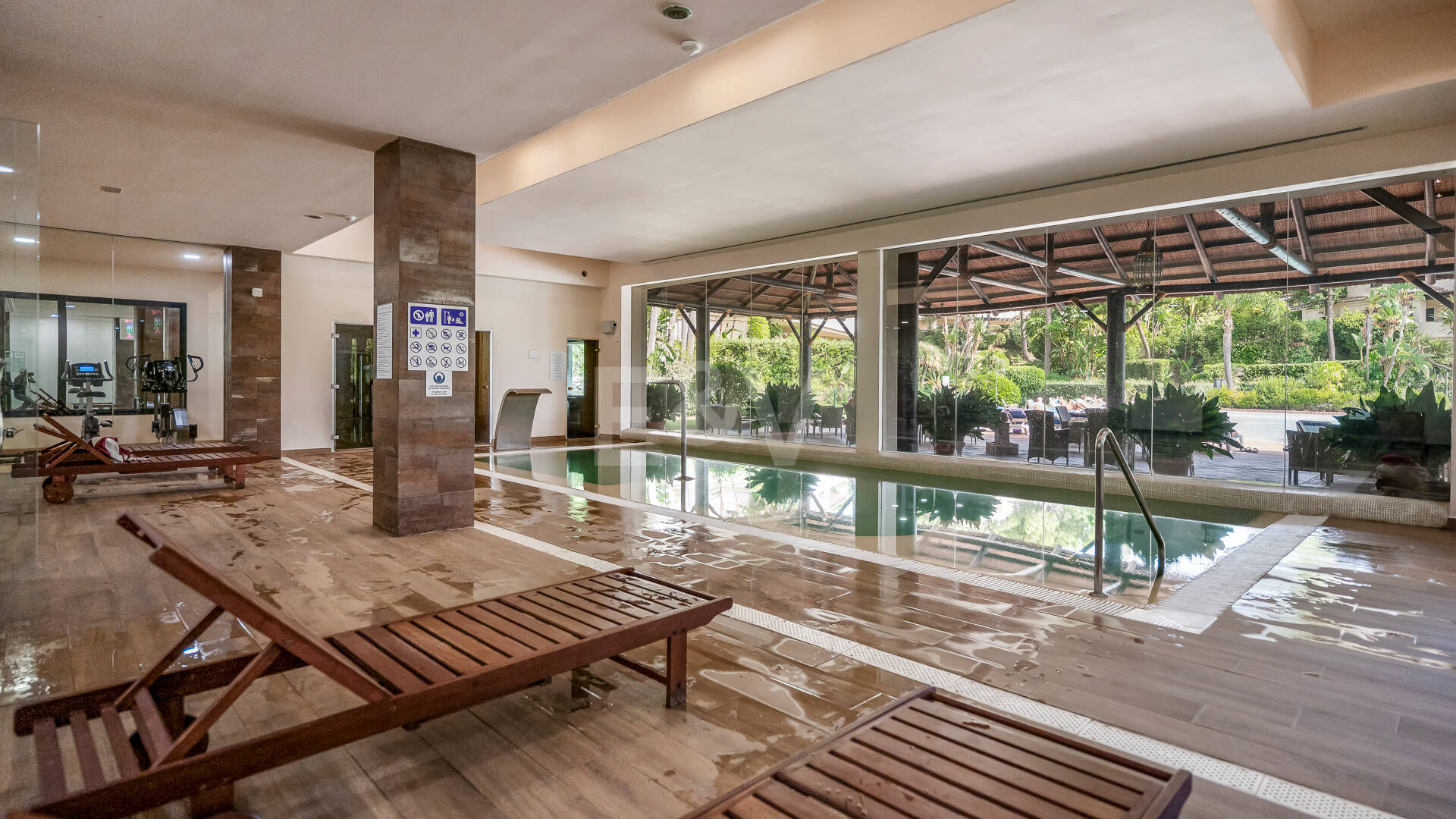 Amplio apartamento en primera línea de golf con vistas panorámicas en Benahavís