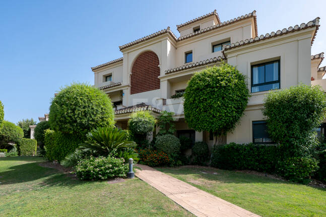 Amplio apartamento en primera línea de golf con vistas panorámicas en Benahavís