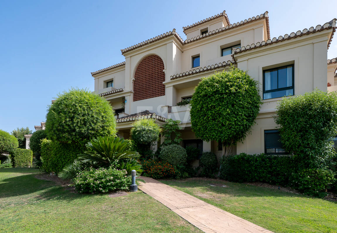 Amplio apartamento en primera línea de golf con vistas panorámicas en Benahavís