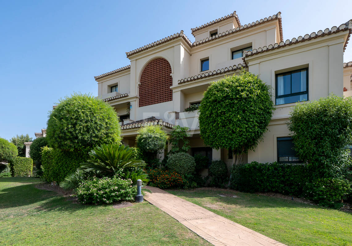 Spacious Frontline Golf Apartment with Panoramic Views in Benahavís