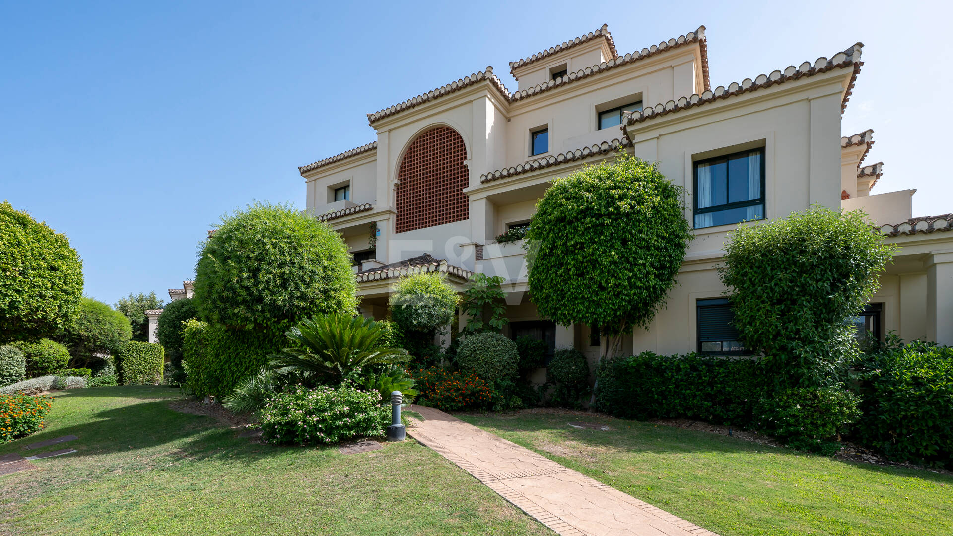 Amplio apartamento en primera línea de golf con vistas panorámicas en Benahavís