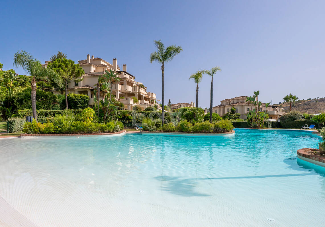 Spacious Frontline Golf Apartment with Panoramic Views in Benahavís