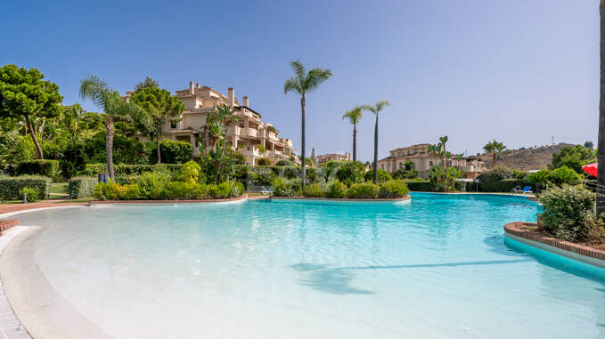 Spacious Frontline Golf Apartment with Panoramic Views in Benahavís